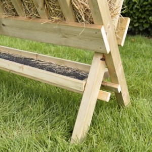 Onder de hooiruif zit een opvang bak daar kunnen de kleinere dieren uit eten en gaat er niks verloren