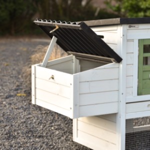 Het dak van het legnest blijft makkelijk open staan met de kleplat