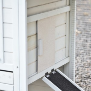 Het deurtje van het nachthok kan naar links en naar rechts geschoven worden