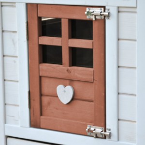 Het deurtje van Noah is voorzien van een schattig hartje wat het hok echt af maakt
