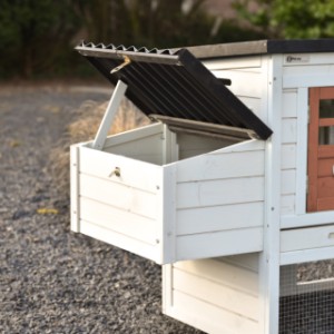 Het dak van het legnest blijft makkelijk open staan met de kleplat