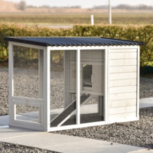 Neem een kijkje aan de achterkant van konijnenhok Noah