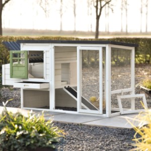 Konijnenhok Noah heeft handige deuren en kleppen