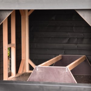 In het nachthok van kippenhok Hooiberg Sjors zitten 2 zitstokken zodat de kippen lekker kunnen rusten