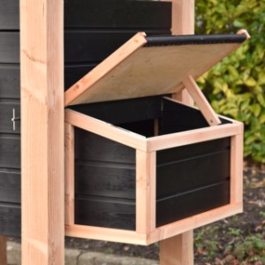 Het scharnierende dak van het legnest van kippenhok Hooiberg Sjors kan makkelijk open blijven staan met de kleplat