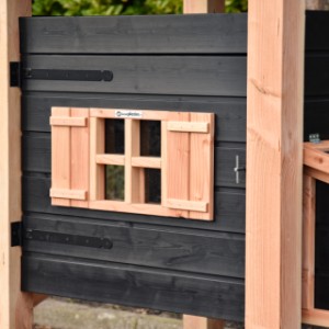 In de deur van kippenhok Hooiberg Sjors zit een klein raampje met sierluikjes