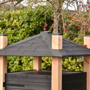 Op het dak van kippenhok Hooiberg Sjors liggen dakshingles