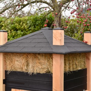 Op het dak van kippenhok Hooiberg Sjors liggen dakshingles