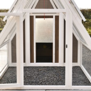 Het aluminium luik is eenvoudig open en dicht te doen met een touwtje