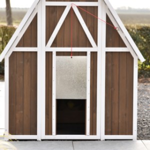 Het aluminium luik is eenvoudig open en dicht te doen met een touwtje