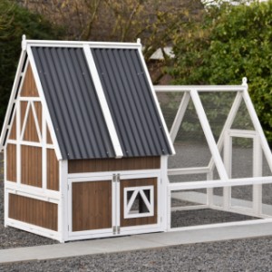 Neem een kijkje aan de achterkant van konijnenhok Pip