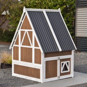 Neem een kijkje aan de achterkant van konijnenhok Pip