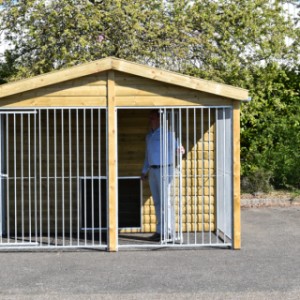 De houten kennel Maxima heeft een loophoogte van minimaal 184cm
