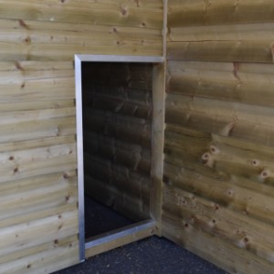 De opening naar het nachthok van hondenkennel Maxima is voorzien van antiknaagstrips