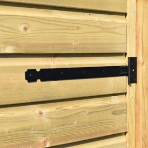 Hondenkennel Maxima is voorzien van zwart deurbeslag