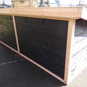 Een kijkje aan de houten achterkant van het schuilhok Rex