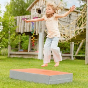 Speelkussen M feloranje outdoor is heerlijk om lekker je energie kwijt te kunnen