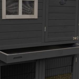 Het kippenhok Holiday Large heeft een kunststof schuiflade