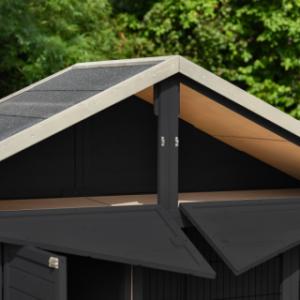 Kippenhok Holiday Large heeft een handige opbergzolder onder het dak, bereikbaar vanaf de voorkant.