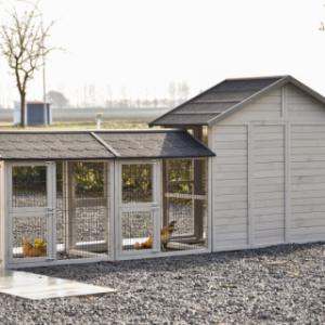 Een kijkje aan de achterkant van kippenhok Holiday Medium