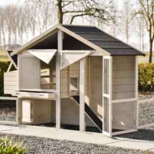 Het konijnenhok Holiday Medium heeft veel ruime deuren