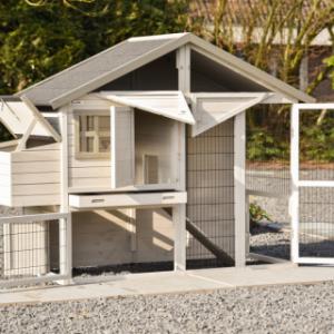 Het konijnenhok Holiday Medium heeft veel ruime deuren