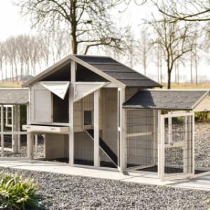 Het konijnenhok Holiday Medium is voorzien van veel, grote deuren