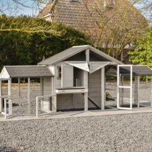 Het konijnenhok Holiday Medium is voorzien van veel, grote deuren