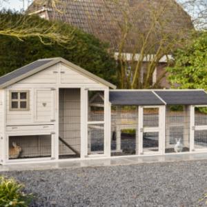 Het konijnenhok Holiday Medium is uitgebreid met 2 rennen Space Medium