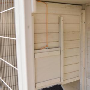 Het houten dierenverblijf Holiday Medium heeft een afsluitbaar nachthok