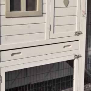 Het konijnenhok Holiday Medium is makkelijk schoon te maken door de handige schuiflade
