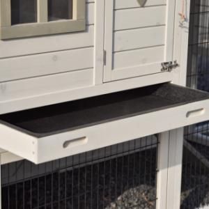 Het nachthok van konijnenhok Holiday Medium is voorzien van een kunststof schuiflade