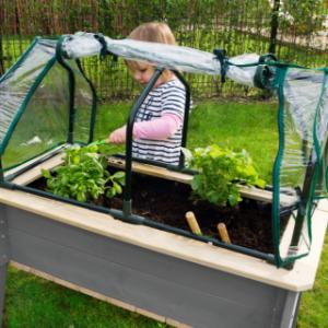 De kweektafel wordt geleverd inclusief tuingereedschap