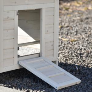 Het deurtje van het nachthok van Ambiance small is tegelijk een loopplank