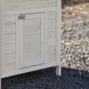 Het deurtje van het nachthok van Ambiance small is tegelijk een loopplank