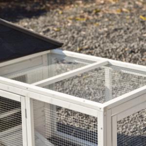 Het dak van de aanbouwren is voorzien van gaas