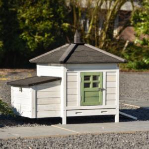 Ambiance Small met het olijf groene deurtje is een echte eyecatcher in de tuin