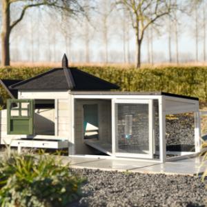 Door de deurtjes in het hok en de ren van Ambiance small, is schoonmaken heel eenvoudig