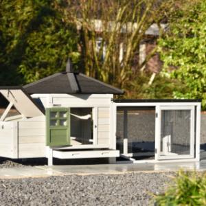 Door de deurtjes in het hok en de ren van Ambiance small, is schoonmaken heel eenvoudig