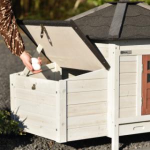 Het dak van het legnest van Ambiance small kan eenvoudig open blijven staan door de handige kleplat