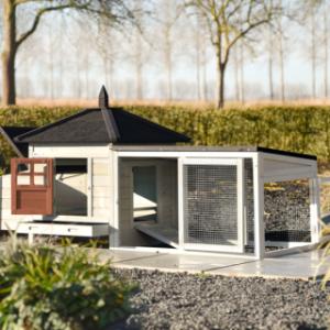 Door de deurtjes in het hok en de ren van Ambiance small, is schoonmaken heel eenvoudig