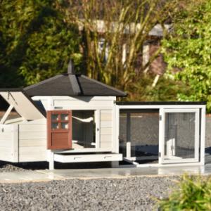 Door de deurtjes in het hok en de ren van Ambiance small, is schoonmaken heel eenvoudig