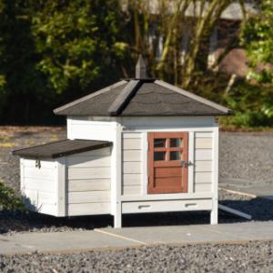 Ambiance Small met het terracotta deurtje is een echte eyecatcher in de tuin