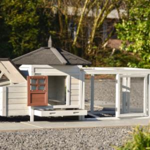 Door de deurtjes in het hok en de ren van Ambiance small, is schoonmaken heel eenvoudig