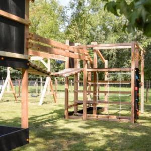 Speeltoestel Prairie + glijbanen & speelbrug Blue Rabbit · Douglas/zwart op maat gezaagd hout