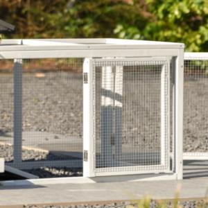 Aanbouwren Ambiance Small ren met gaasdak heeft 2 deuren