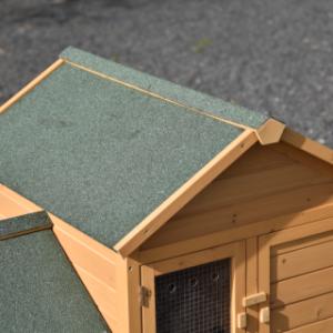 Het dak van kippenhok Action is voorzien van donkergroen dakleer