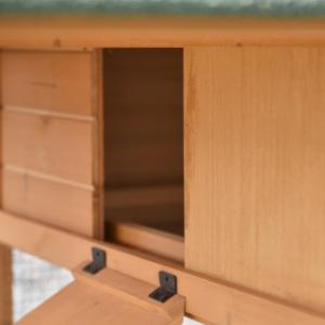 Het nachthok en de ren van konijnenhok Action zijn afsluitbaar van elkaar