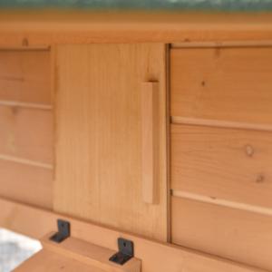 Het nachthok en de ren van kippenhok Action zijn afsluitbaar van elkaar