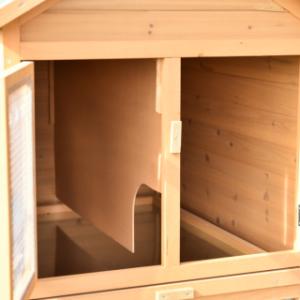 In het nachthok van konijnenhok Action zit een tussenschot